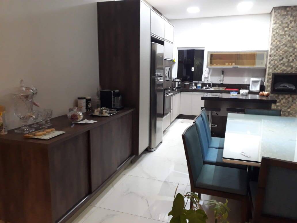 Casa de Condomínio à venda com 3 quartos, 220m² - Foto 3