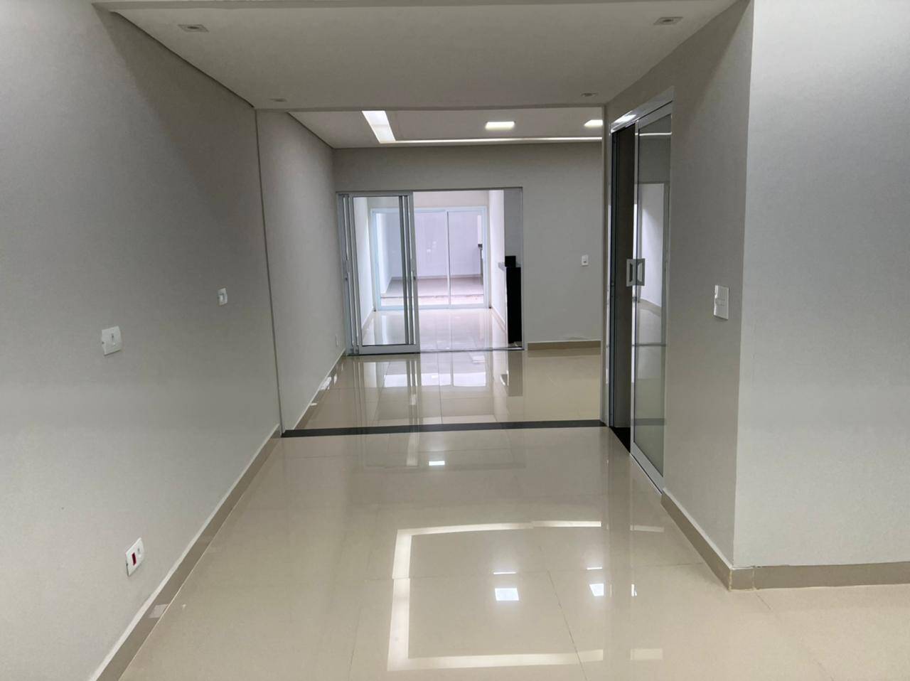 Sobrado à venda com 3 quartos, 211m² - Foto 1